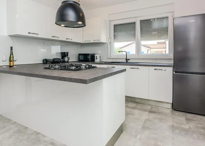 4 Bedroom In Slivnica Donja 度假居