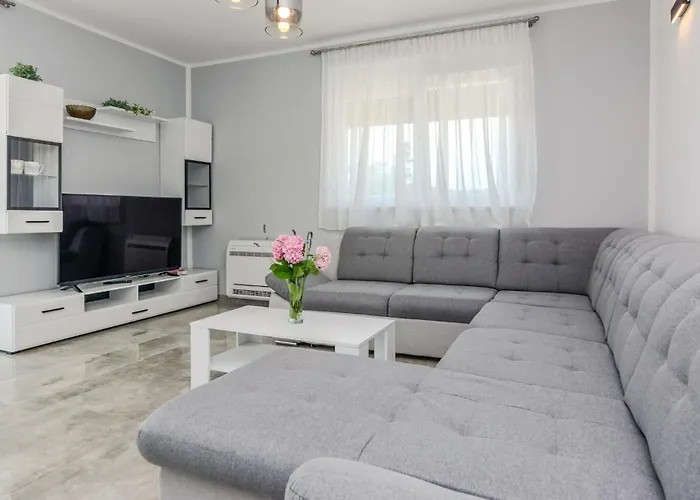 4 Bedroom In Slivnica Donja 度假居 *