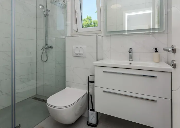 4 Bedroom In Slivnica Donja 度假居