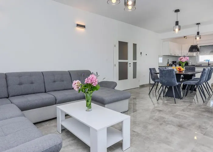 Vakantiehuis 4 Bedroom In Slivnica Donja