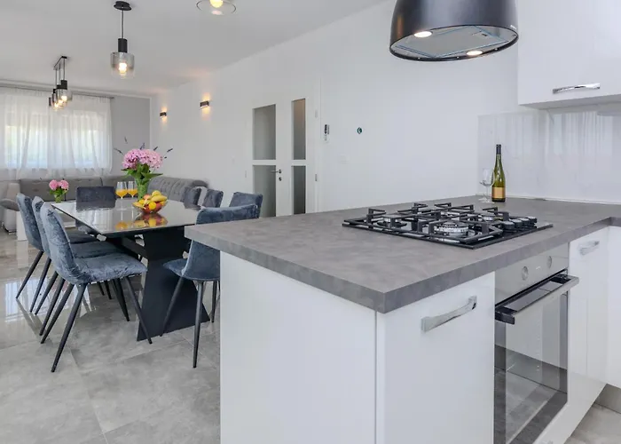 4 Bedroom In Slivnica Donja Vakantiehuis Posedarje